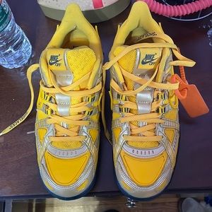 Size 9 off white in men.Selling for 250 shoes originally.Does not have shoe box.